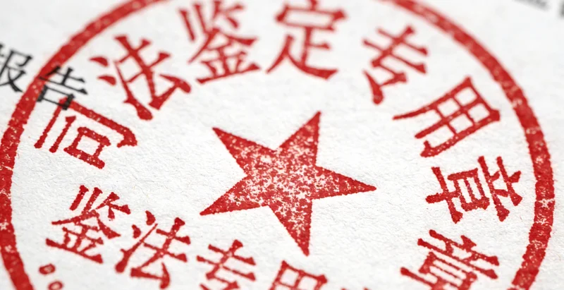 医生与患者家属沟通病情，讨论检