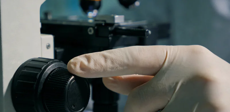 生物信息学专家正在电脑前进行复