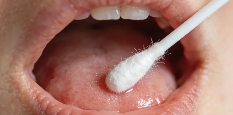 嘉峪关医院内,家长带着孩子候诊