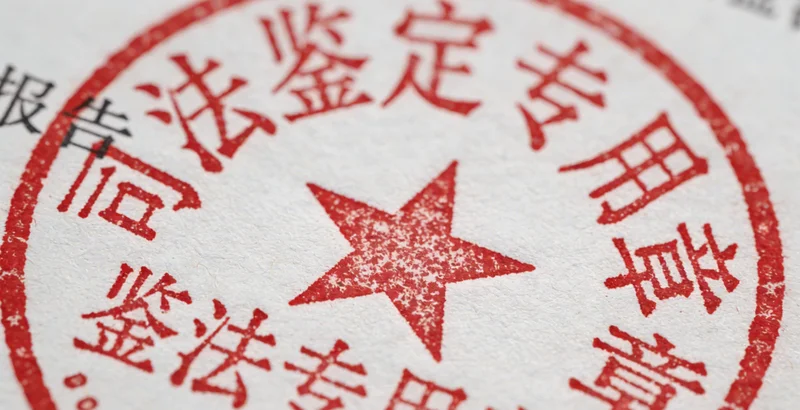 医生在ICU病房内讨论患者影像