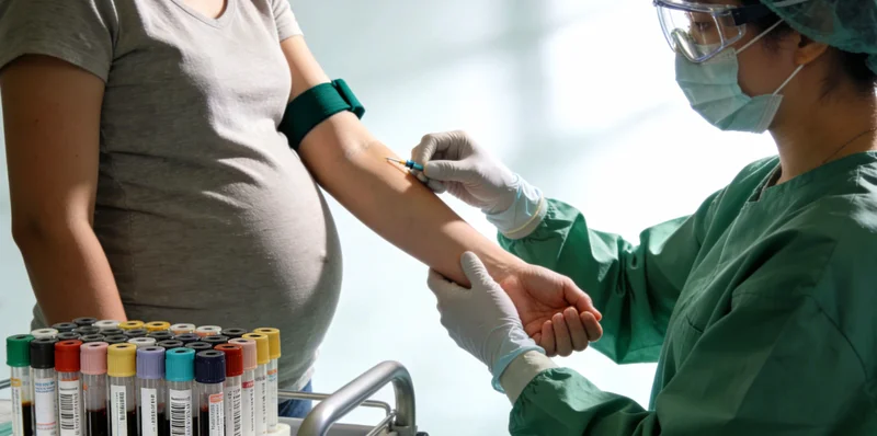 克拉玛依医生正在分析脑部影像资料