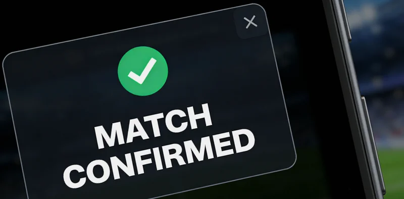 一位家长在诊室门口陪伴孩子,面