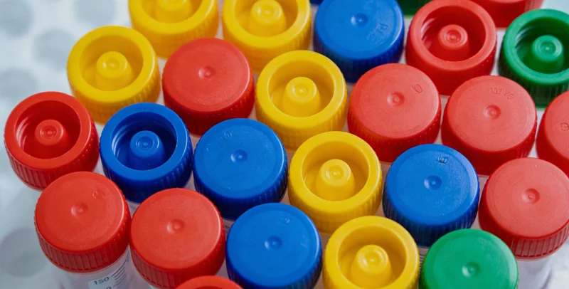 正规基因检测实验室内部,技术人员正在操作精密仪器