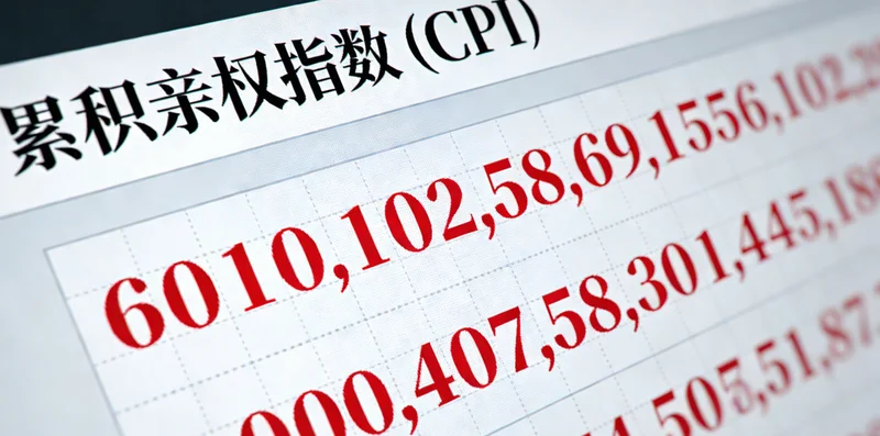 一位中年男性在田间劳作,示意环