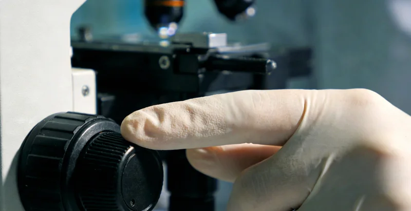 安庆某医院儿科候诊区,家长陪伴