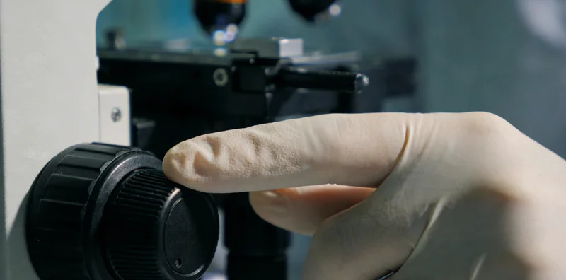 一张图片，展示临床医生与检验科