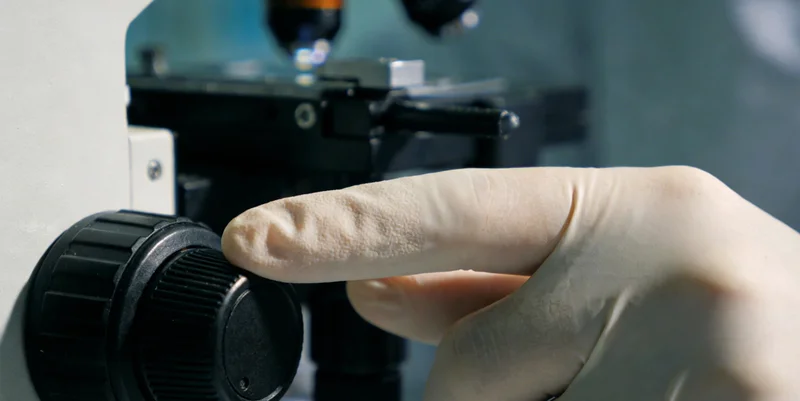 医生在办公室内，正专注地查看和