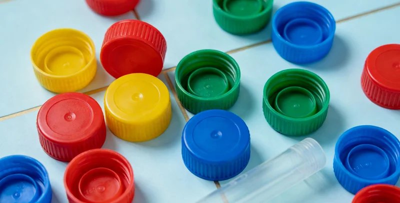 一份专业的基因检测报告特写，旁