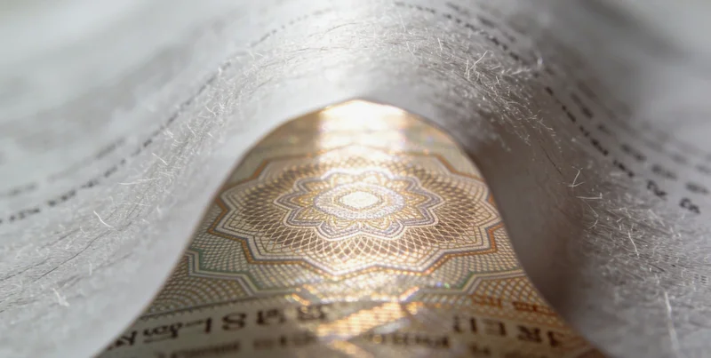 一位中老年人手扶肿胀的膝关节,