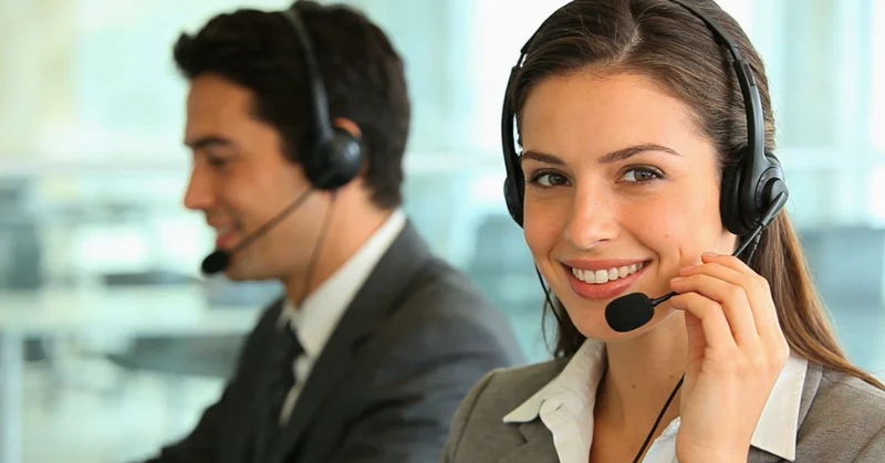 医生在诊室内面对CT片，讨论疑