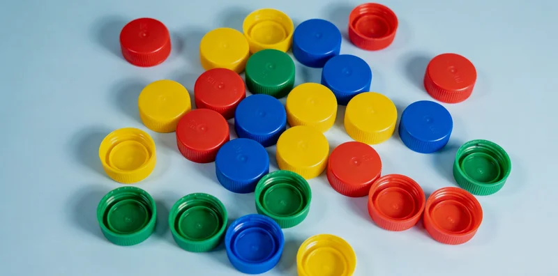 专业基因检测实验室内部,技术人员正在操作精密仪器