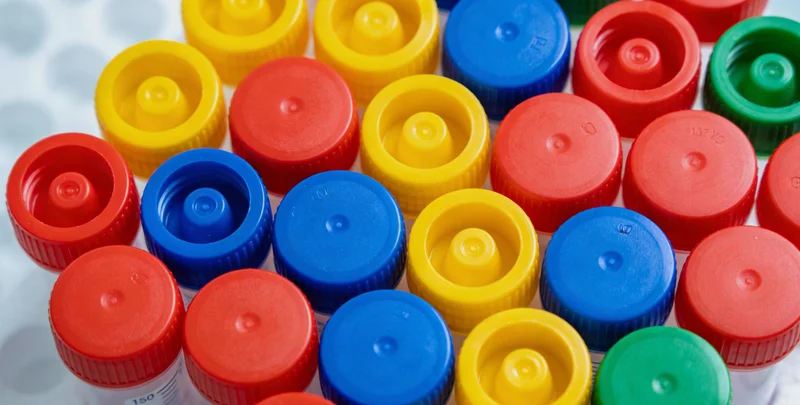 专业基因检测实验室工作场景