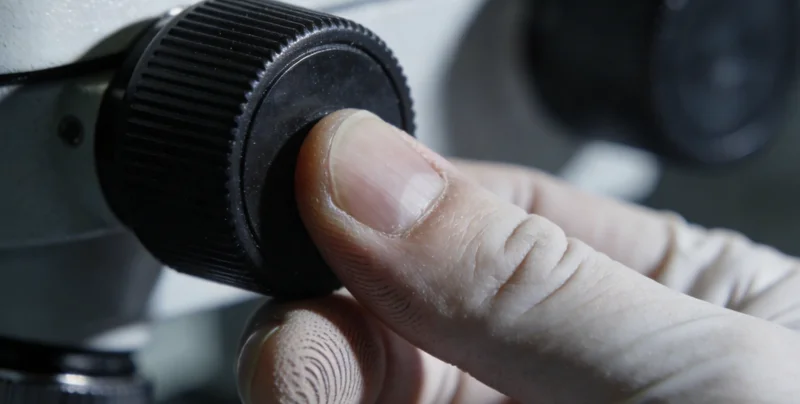 一位医生正在电脑前仔细分析基因