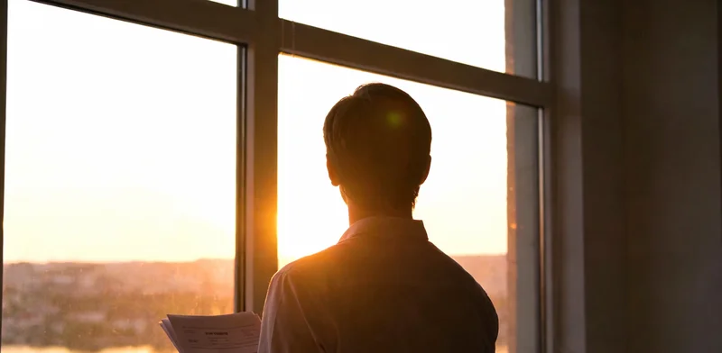 娄底城市街景与医院建筑，体现本地化健康主题