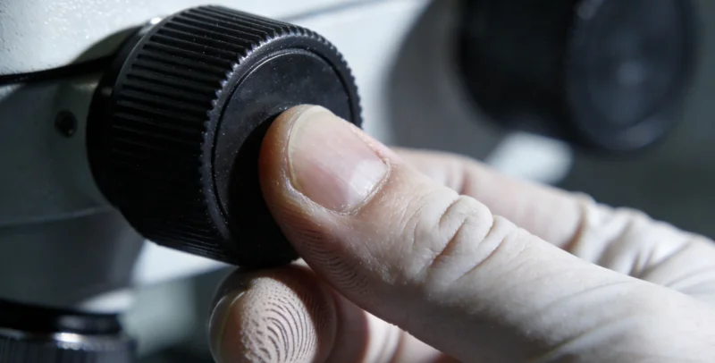 专业人士在实验室进行基因数据分析