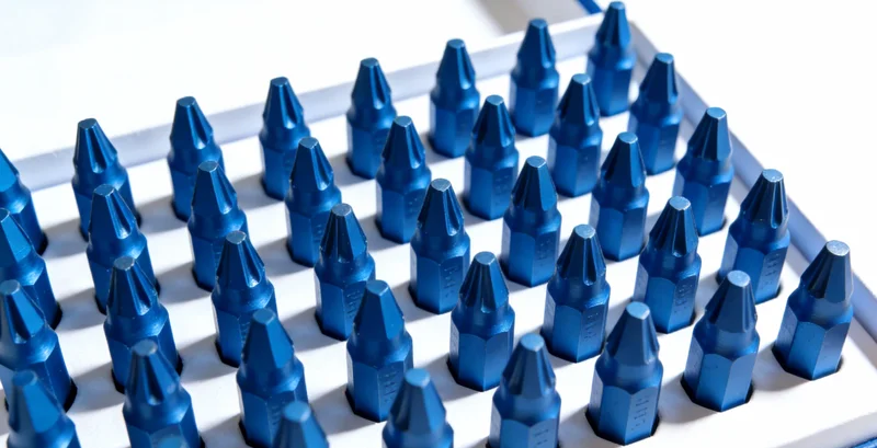 医生向咨询者耐心解释检测报告的