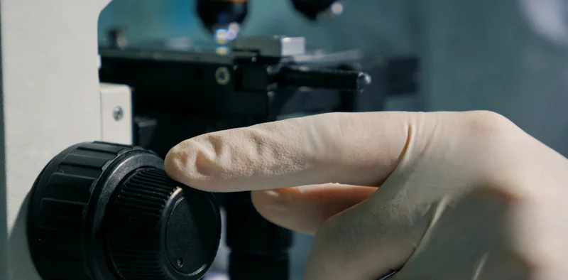 医生在实验室分析检测报告,背景