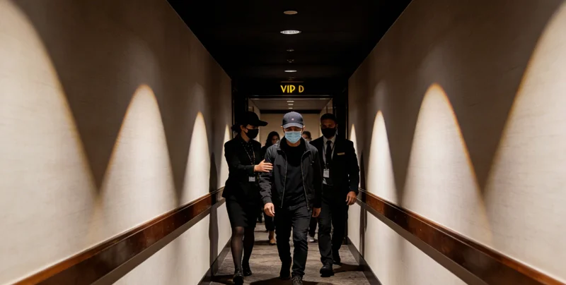 医生为患者解读基因检测报告