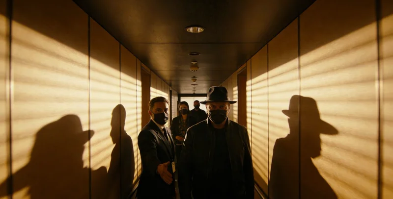 医院诊室内医生与患者交流病情