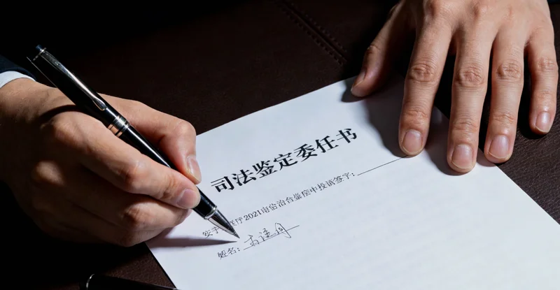 临夏街景与家庭元素结合，表现市