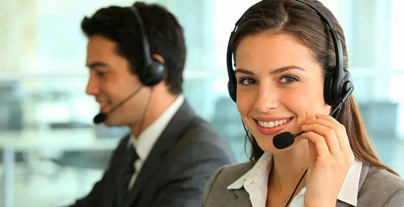 天津医院神经外科医生在看脑部C