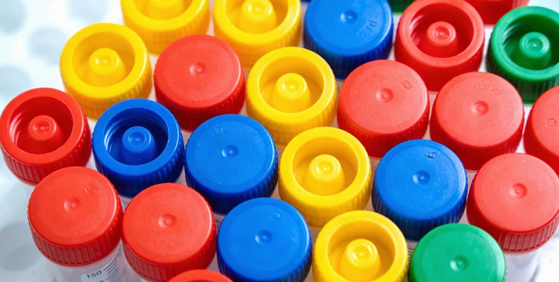 专业技术人员在实验室内进行基因测序分析