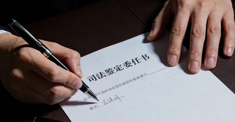 一位医生正在通过支气管镜进行肺