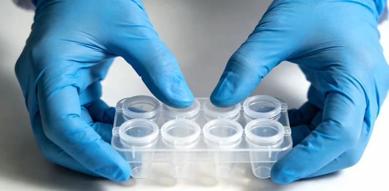 医生为患者解读基因检测报告