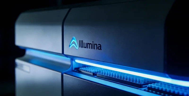 家长带着咳嗽发烧的孩子在医院候