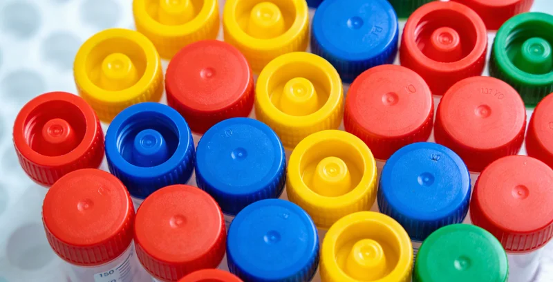 一位女士正在用洗手液认真洗手,