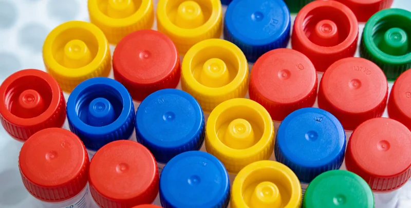 万核基因运城实验室内部，技术人员在进行样本检测，环境整洁专业