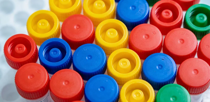 基因检测实验室内，身着防护服的