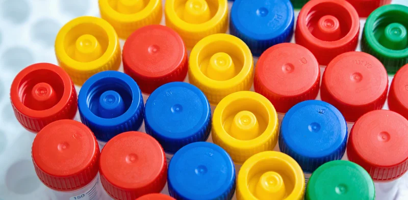 医护人员指导使用专用容器进行粪