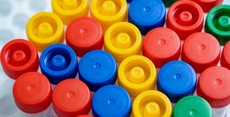 明亮整洁的基因检测实验室内部,技术人员正在操作精密仪器