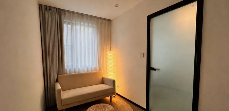 象征健康呼吸的绿色植物与肺部轮