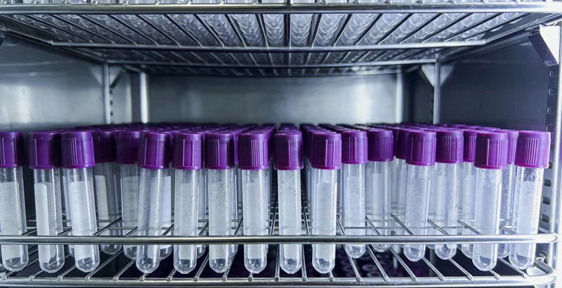 医生正在为患者进行支气管肺泡灌