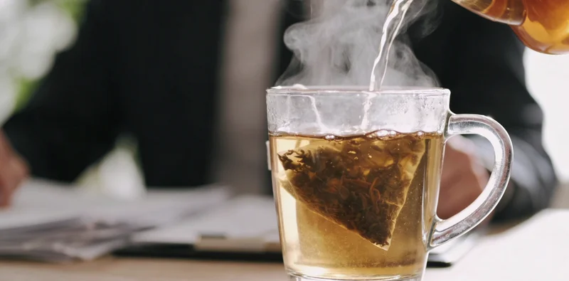 吴忠一个幸福家庭在公园温馨互动