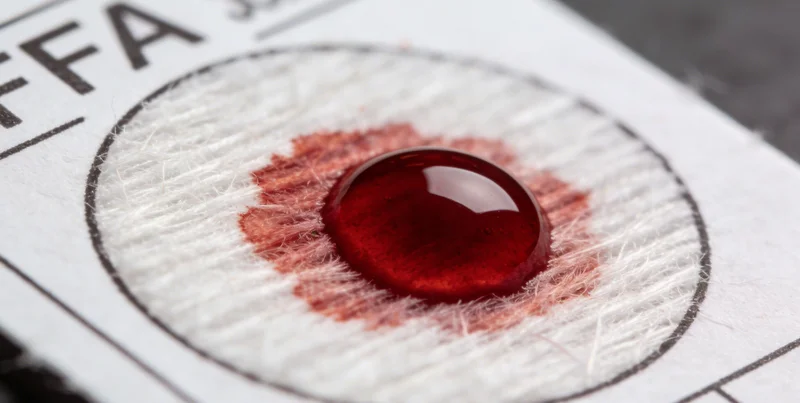 实验室技术人员正在操作基因测序