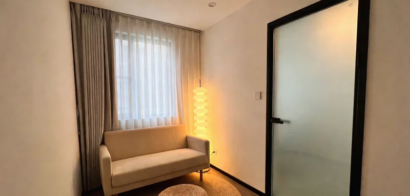 一位渔民在潮湿的码头环境中工作