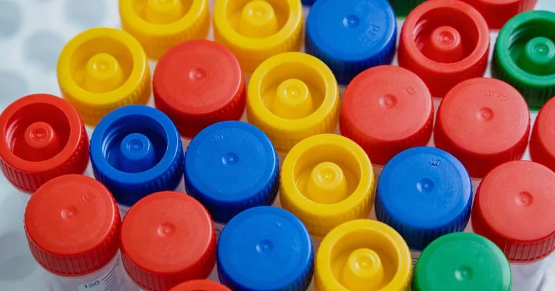 专业实验室内,技术人员正在操作先进的基因测序仪器进行检测分析