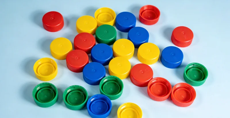 实验室技术人员在生物安全柜内进