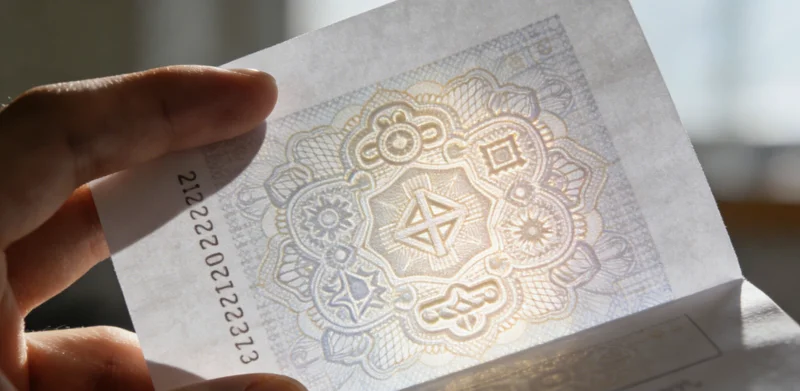 防城港本地医生正在与患者家属进