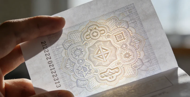 示意场景：一位康复出院的患者正