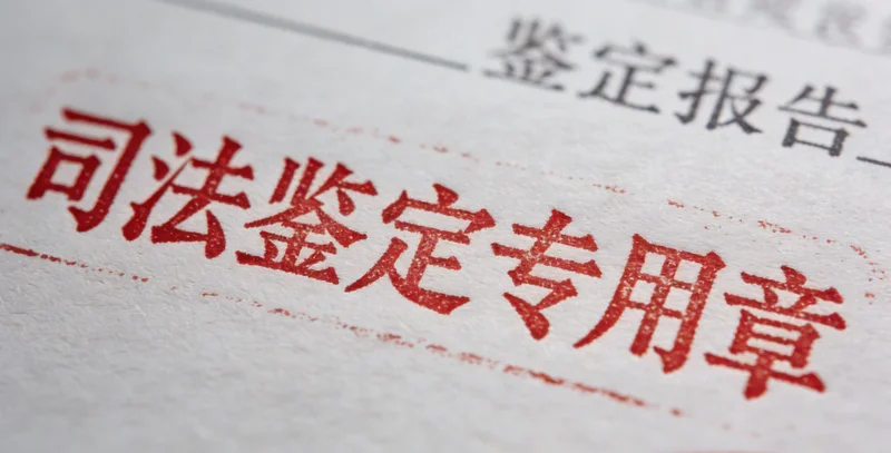 医生正在为咳嗽的儿童做检查