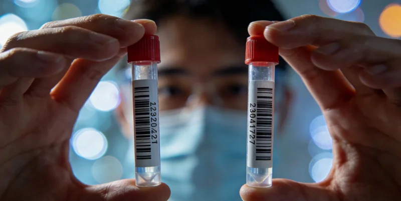 医护人员在无菌环境下为患者进行