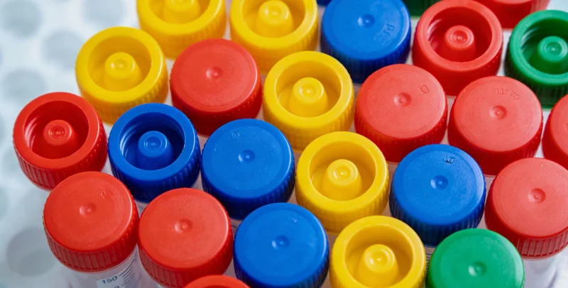 台州某医院或实验室内部,技术人员在进行样本检测工作