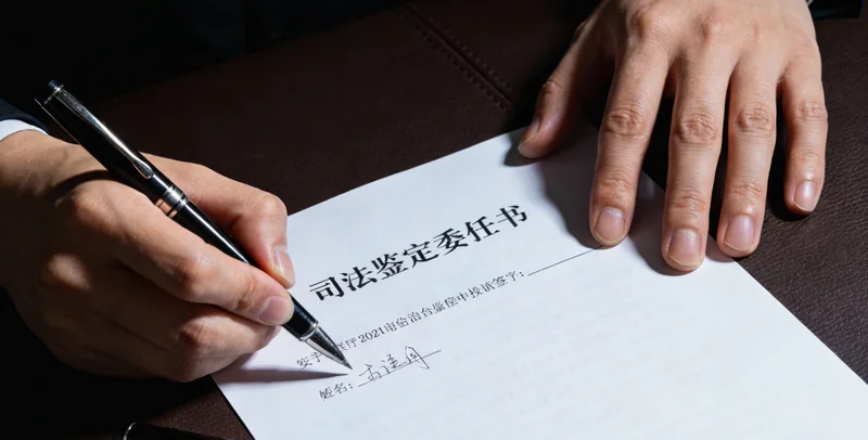 贺州渔业工作者在港口休息,示意