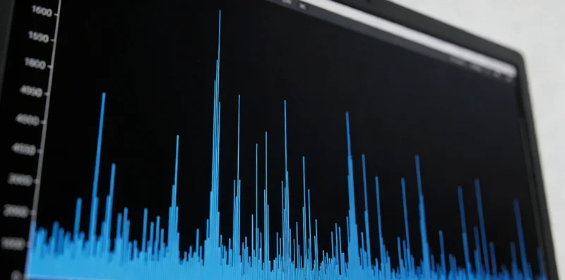 医生在诊室内与患者家属亲切交流