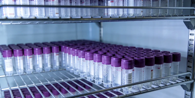 医护人员正在采集鼻咽拭子样本