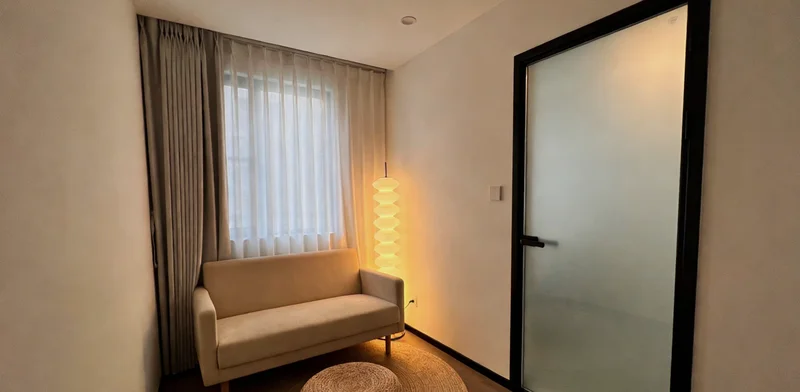 沈阳家庭在医院咨询医生,表情关